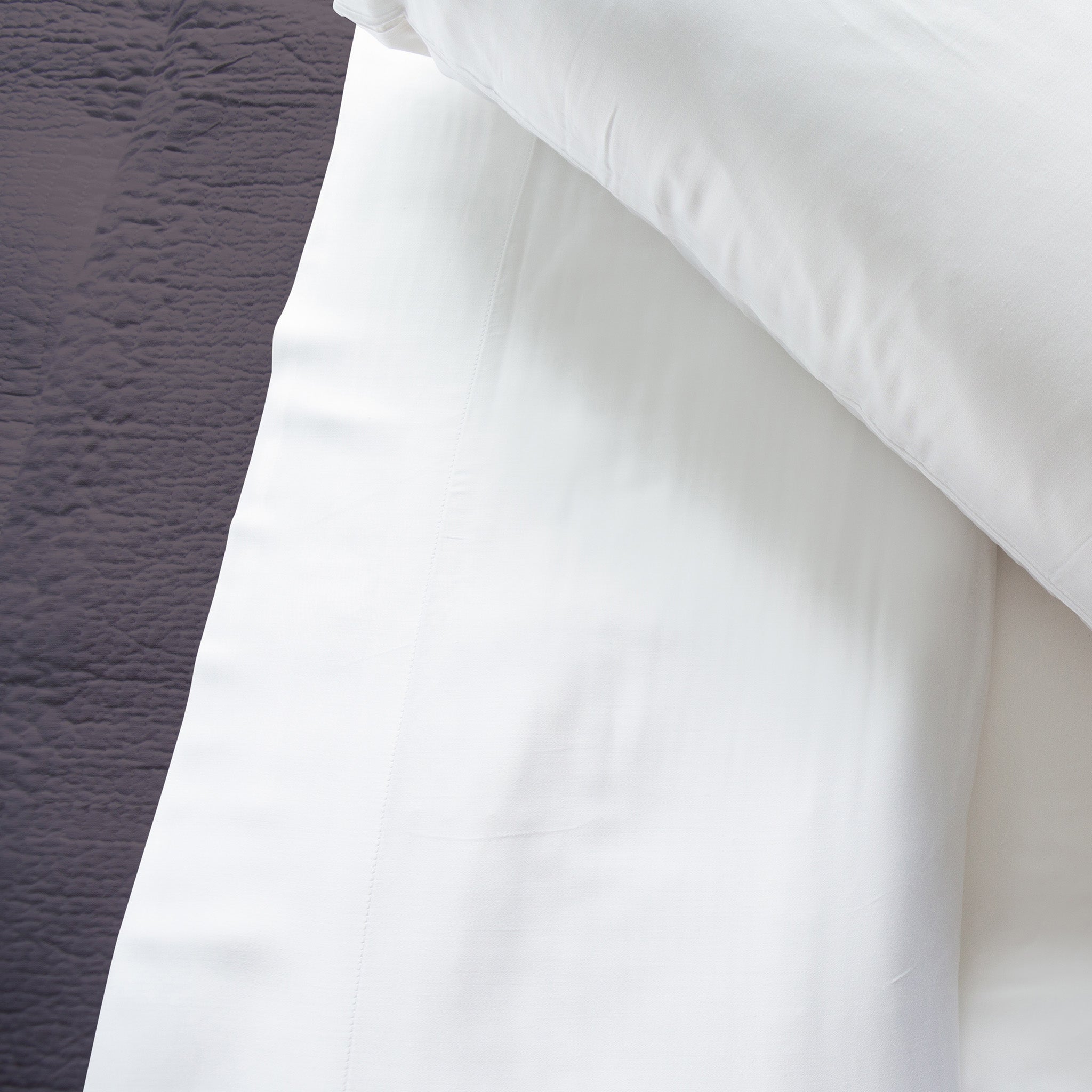 Longaberger 7-Piece Bedding Set - Smoke Quilt with White Sheet Set - Image 3