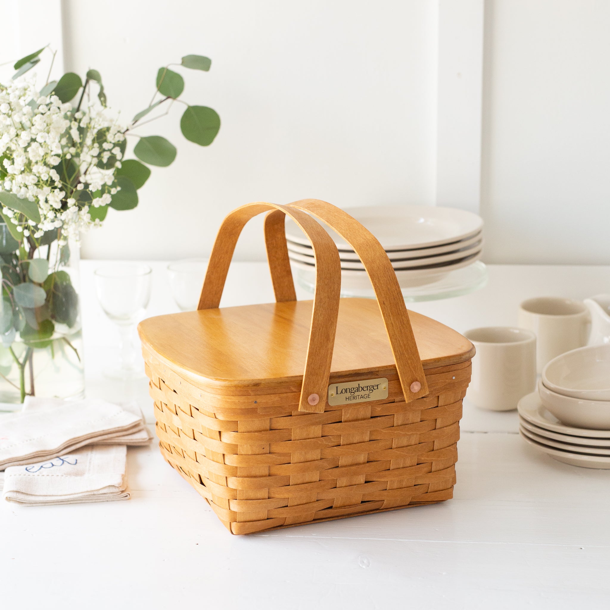 Collector's Heritage Cake Basket with Lid. Riser and Protector - Warm Brown - Image 3