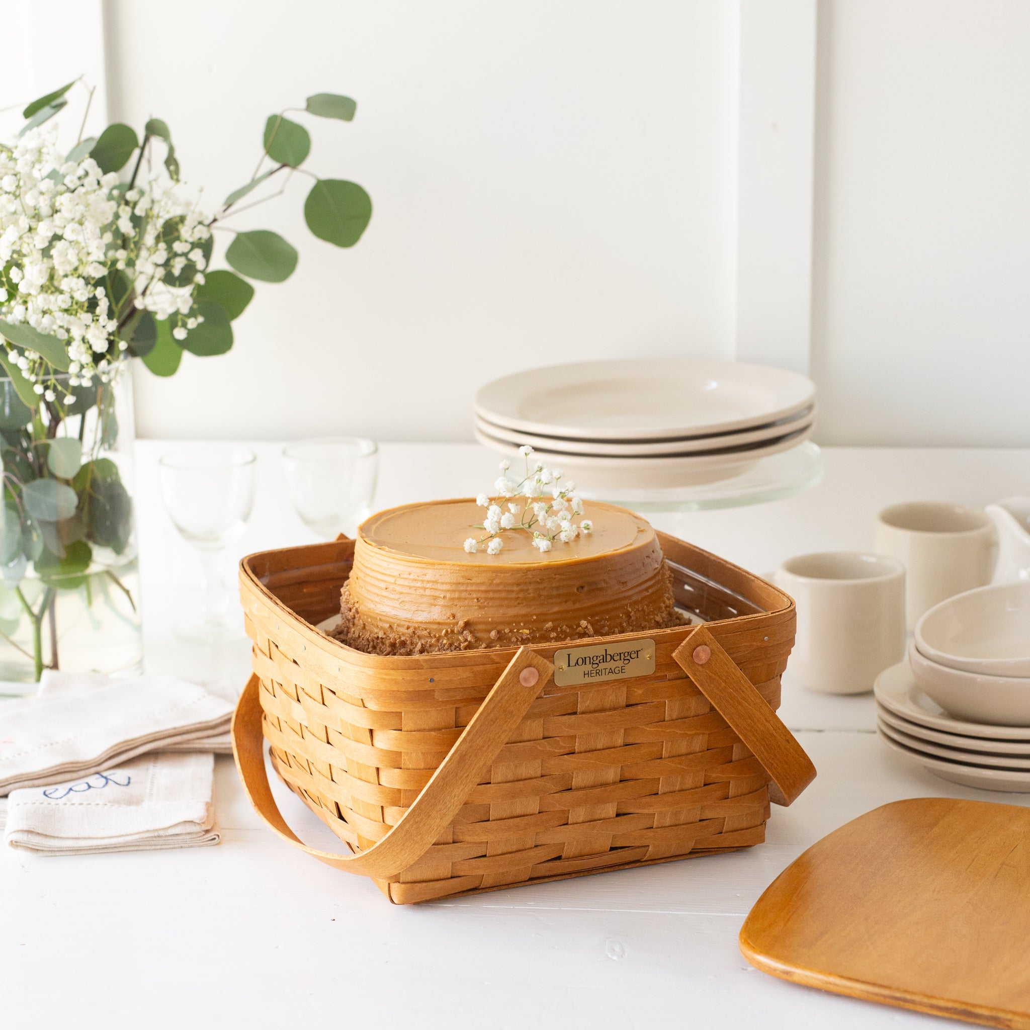 Collector's Heritage Cake Basket with Protector - Warm Brown - Image 5