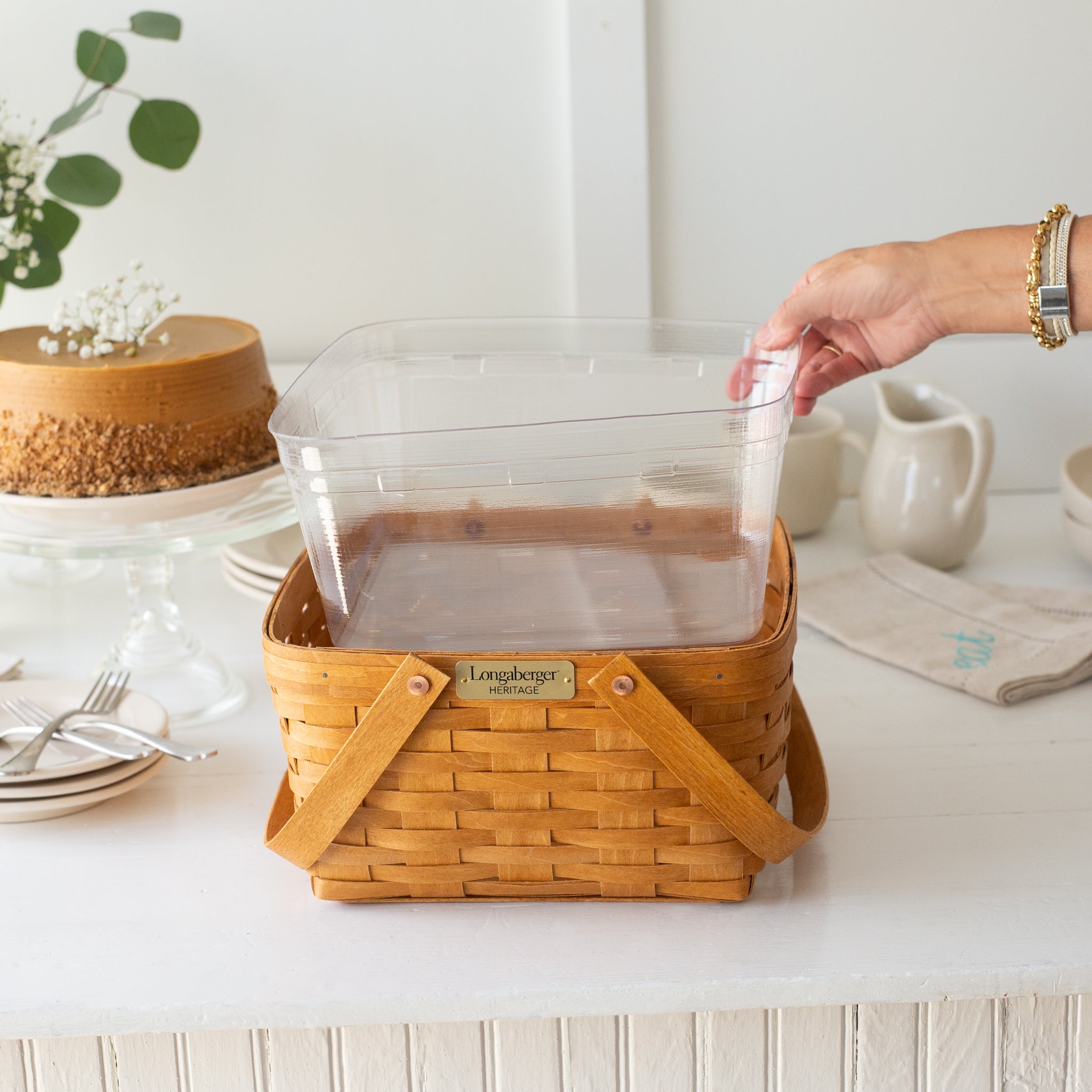 Collector's Heritage Cake Basket with Protector - Warm Brown - Image 4