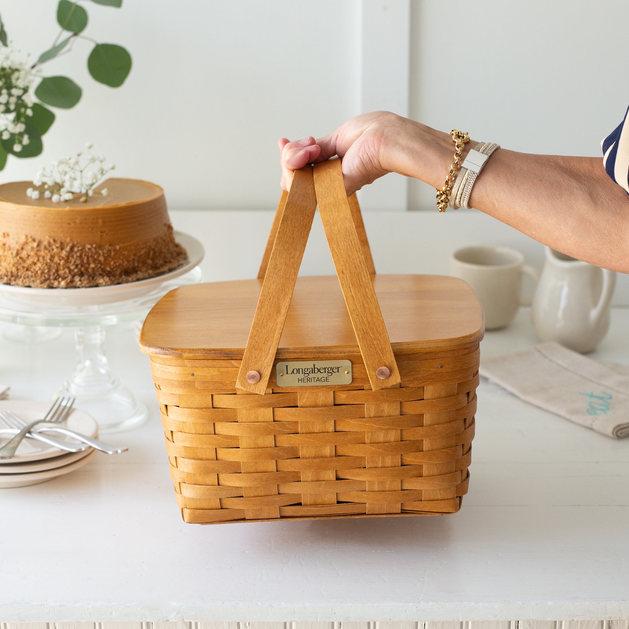 Collector's Heritage Cake Basket with Lid. Riser and Protector - Warm Brown - Image 7